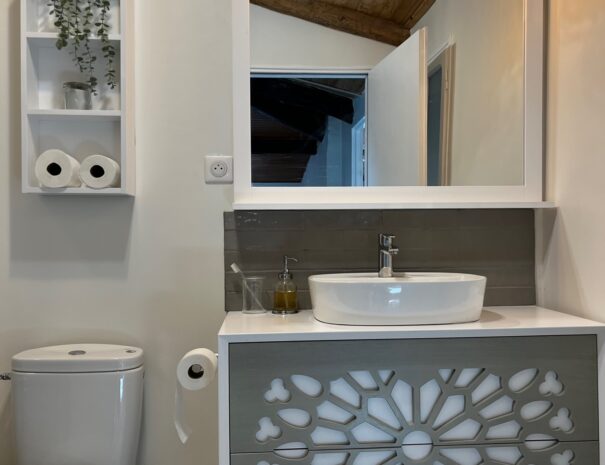 Pezenas 3rd floor bath